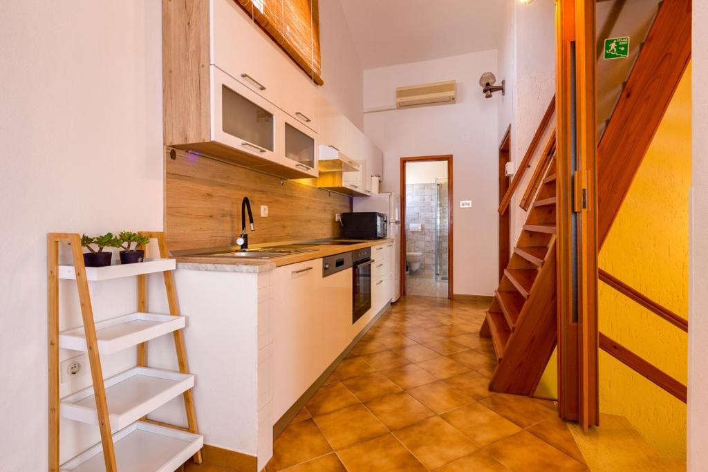 Kuchyň nebo kuchyňský kout v ubytování Apartments Matea, Mali Lošinj