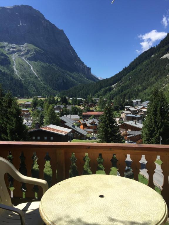 een tafel op een balkon met uitzicht op een berg bij Appartement Montana 8 in Pralognan-la-Vanoise