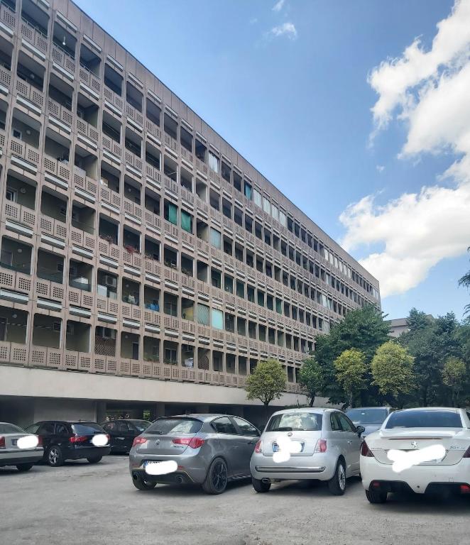 parking z samochodami zaparkowanymi przed budynkiem w obiekcie CASA STELLA San Sisto w mieście Perugia