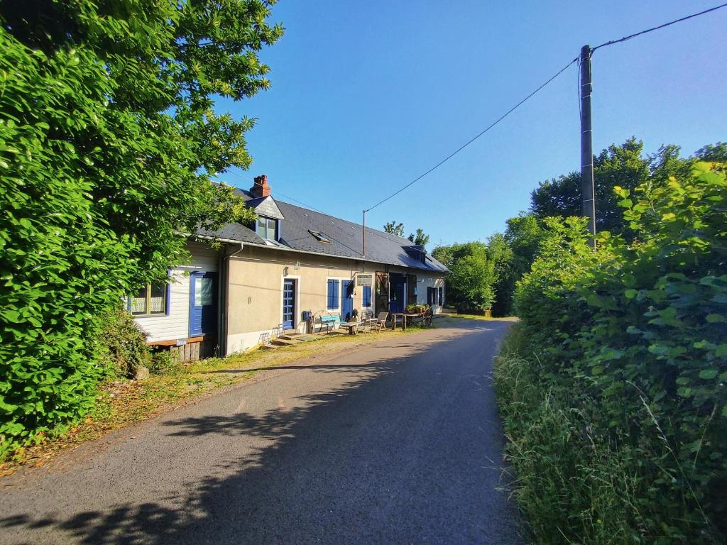 uma casa ao lado de uma estrada em Aux Sources de l'Yonne em Glux