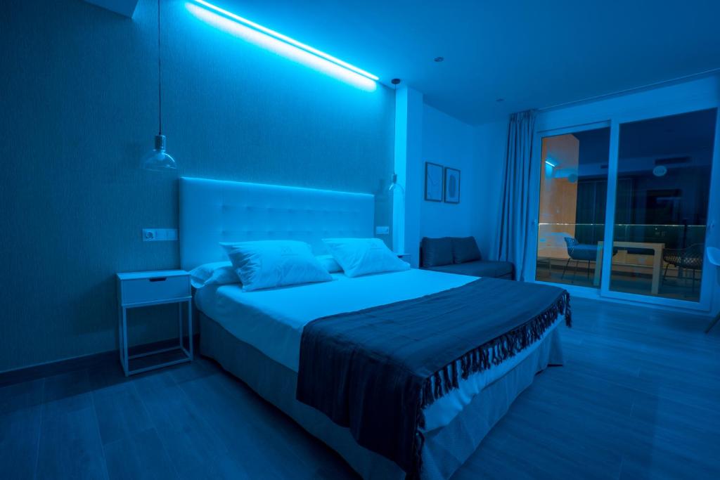 Postel nebo postele na pokoji v ubytování Nerja VG Hostal Boutique