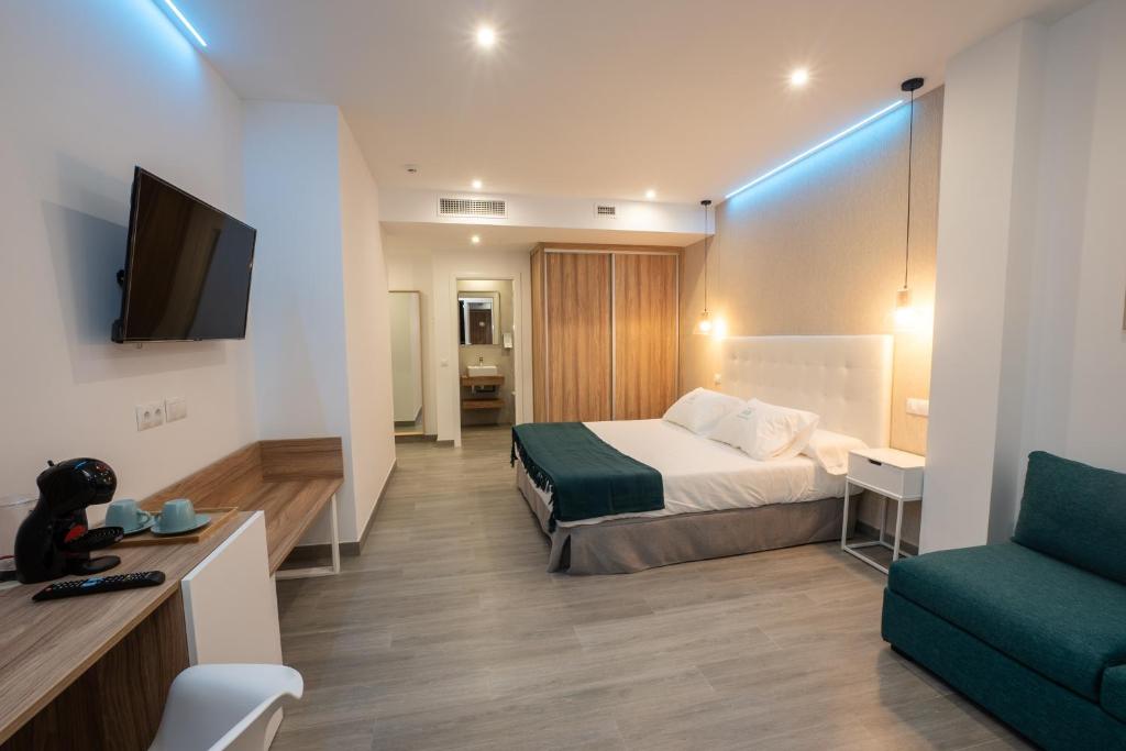 TV a/nebo společenská místnost v ubytování Nerja VG Hostal Boutique