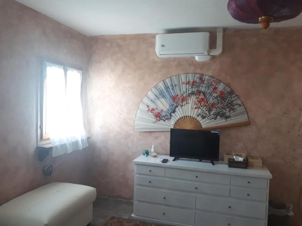 sypialnia z komodą, oknem i lustrem w obiekcie La Collina Olistica w mieście Tregnago