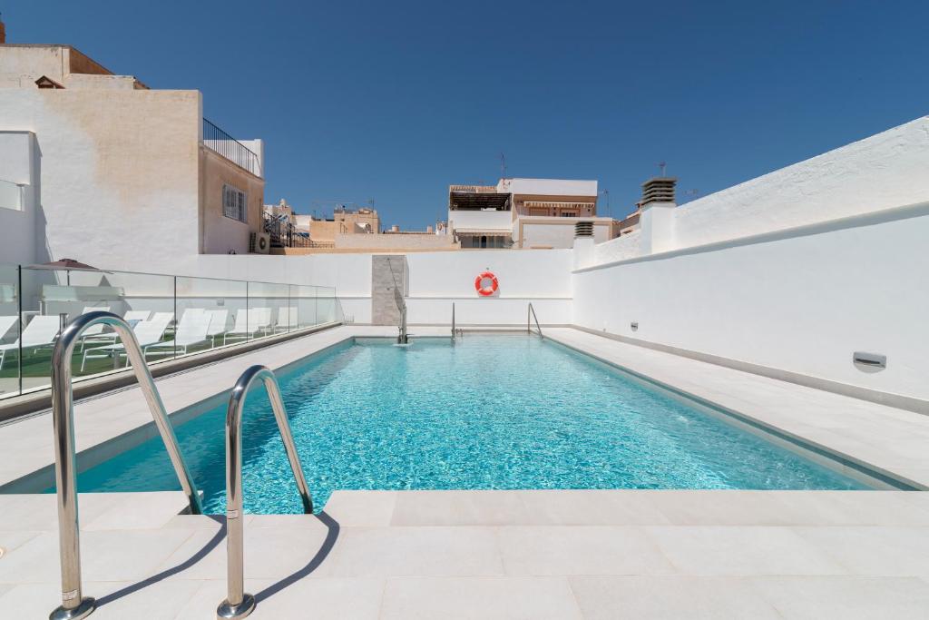 Bazén v ubytování Nerja VG Hostal Boutique nebo v jeho okolí