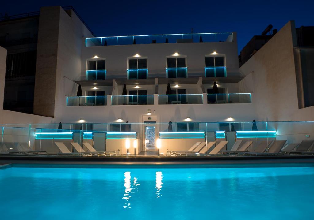 Bazén v ubytování Nerja VG Hostal Boutique nebo v jeho okolí