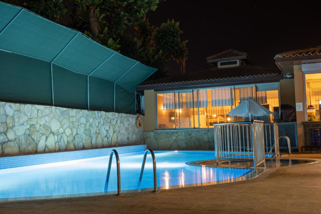 Bazén v ubytování Ozlem Garden Hotel nebo v jeho okolí
