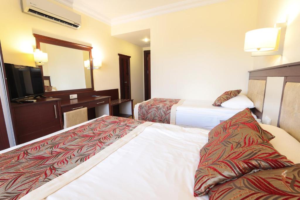 Postel nebo postele na pokoji v ubytování Ozlem Garden Hotel
