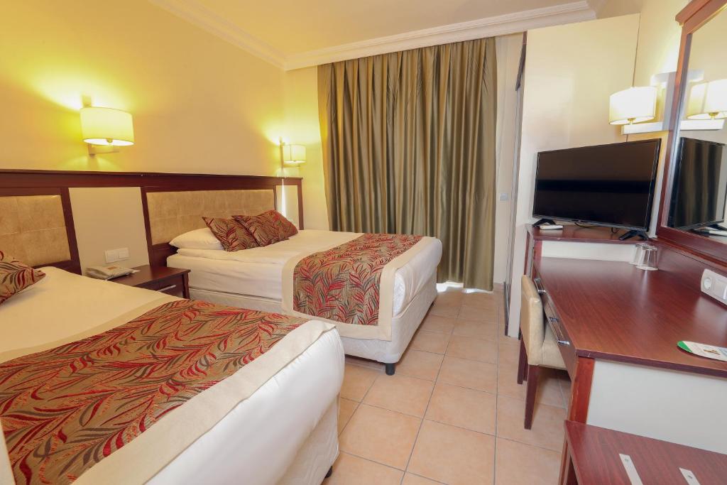 Postel nebo postele na pokoji v ubytování Ozlem Garden Hotel