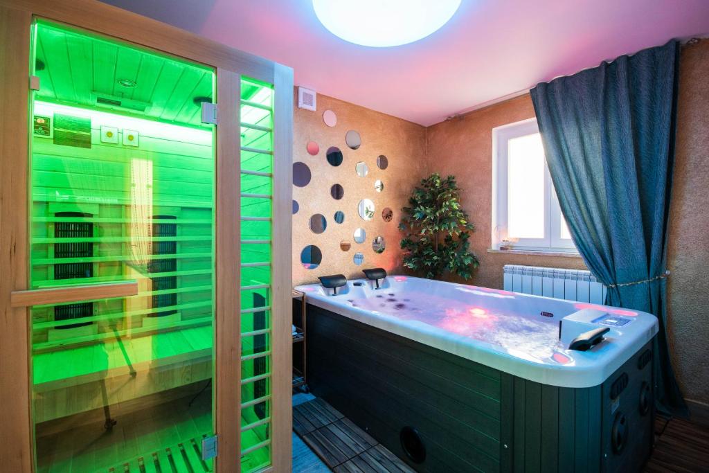 Spa un/vai citas labsajūtas iespējas naktsmītnē Wellness Studio D'Or - Exclusive NEW apartment With whirlpool, sauna, sunny terrace, private parking