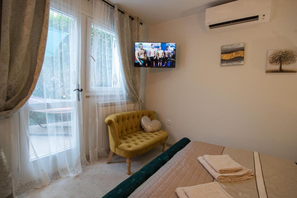 TV a/nebo společenská místnost v ubytování Wellness Studio D'Or - Exclusive NEW apartment With whirlpool, sauna, sunny terrace, private parking