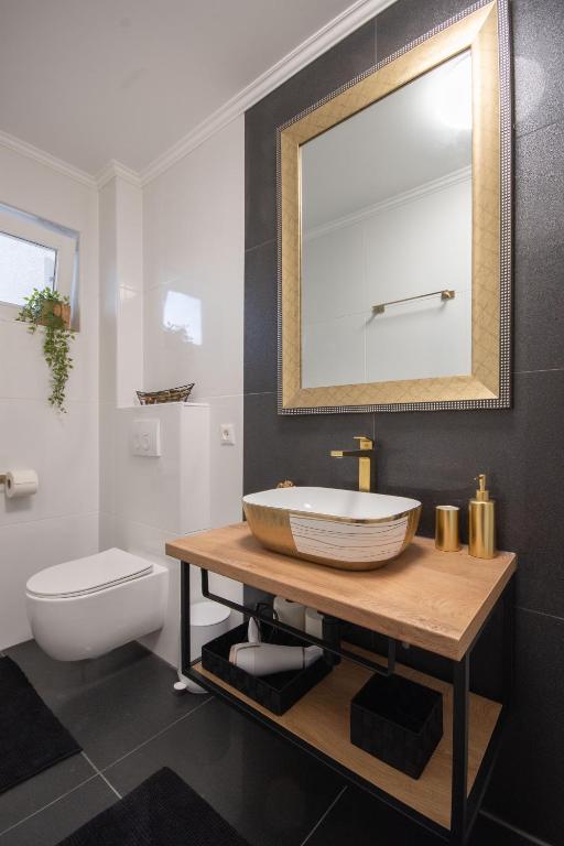 Koupelna v ubytování Wellness Studio D'Or - Exclusive NEW apartment With whirlpool, sauna, sunny terrace, private parking