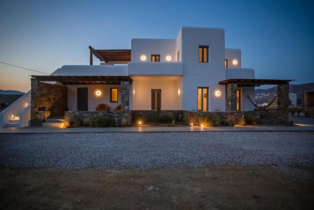 una gran casa blanca por la noche con luces en Katikies Ftelia Mykonos en Panormos Mykonos