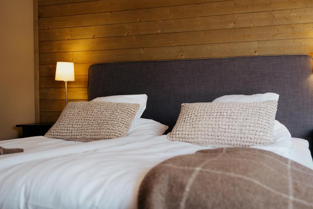 Postel nebo postele na pokoji v ubytování Abisko Mountain Lodge
