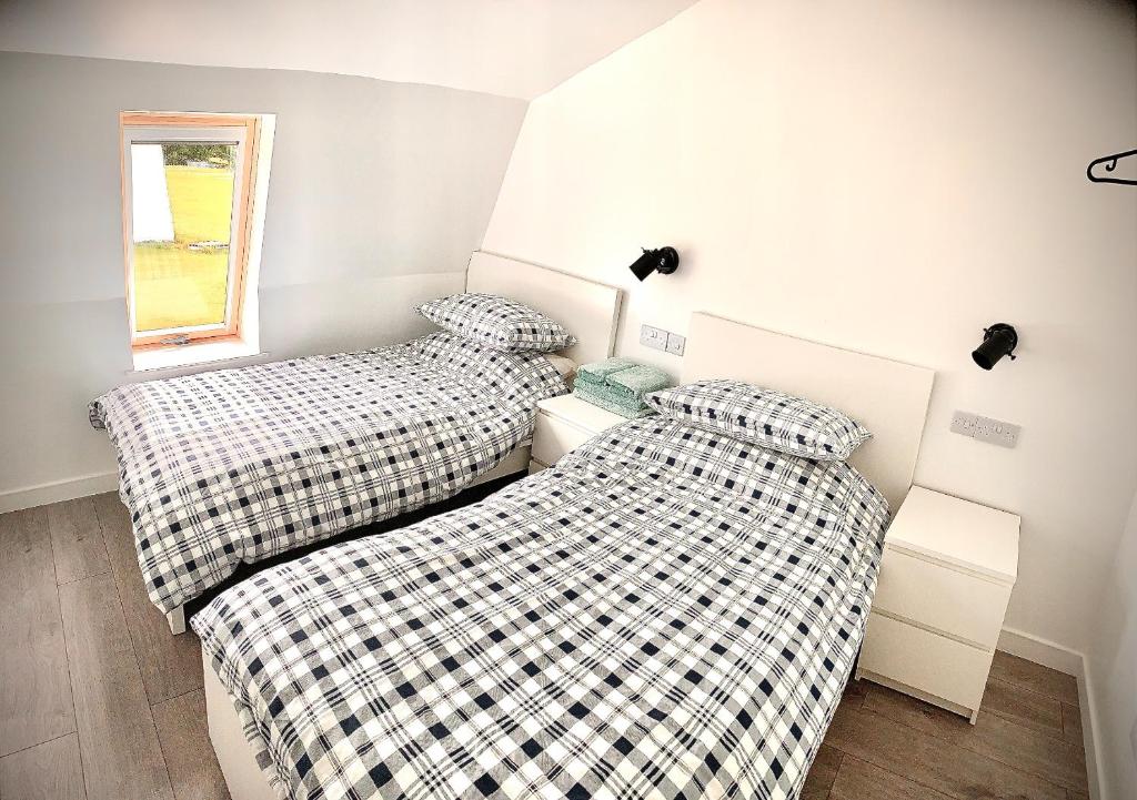 Voodi või voodid majutusasutuse Glamping at Shieling Holidays Mull toas
