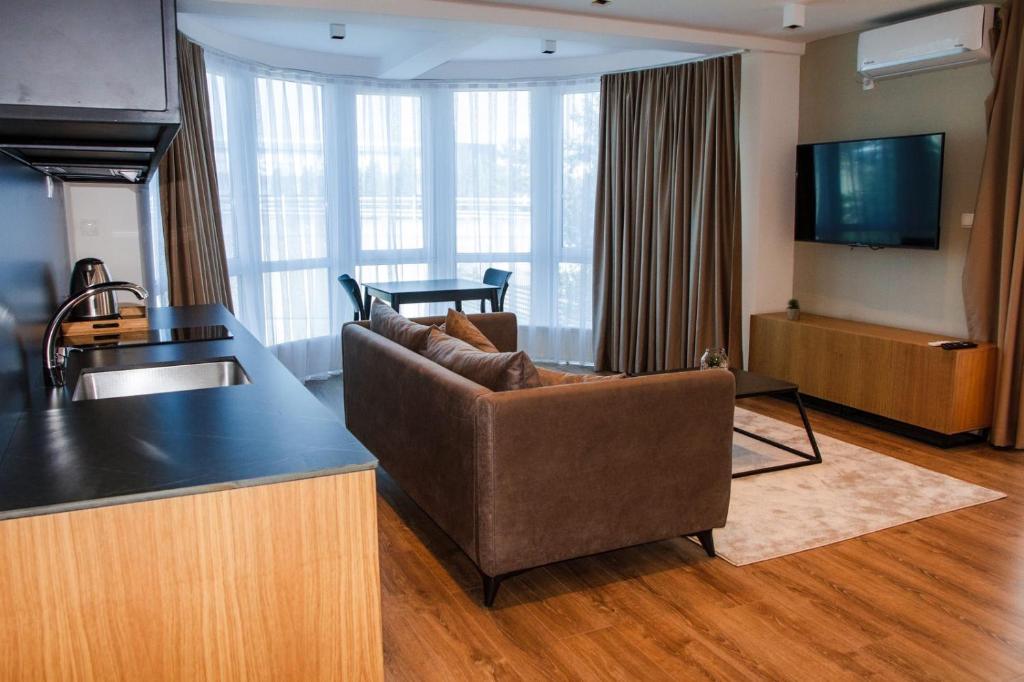 TV a/nebo společenská místnost v ubytování Swiss Apartments Prishtina