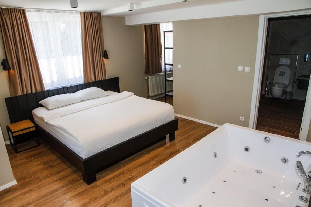 Postel nebo postele na pokoji v ubytování Swiss Apartments Prishtina
