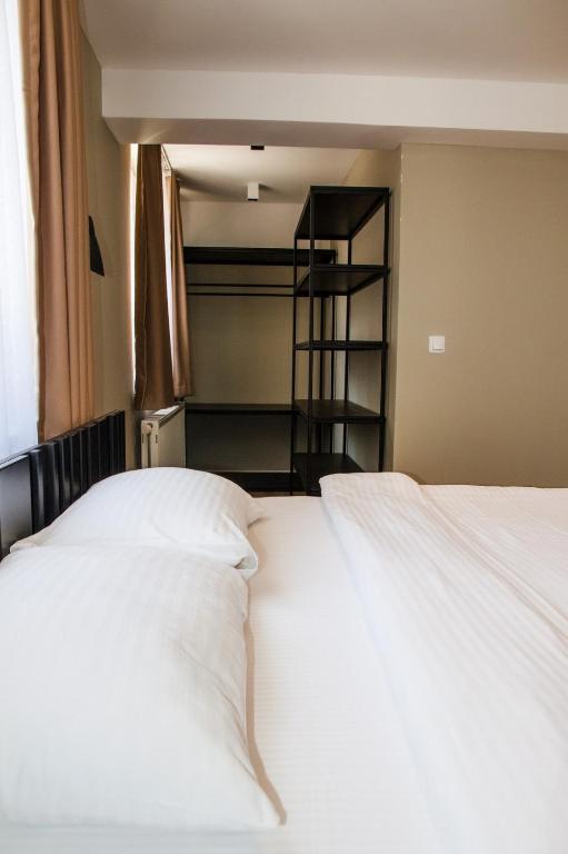 Postel nebo postele na pokoji v ubytování Swiss Apartments Prishtina