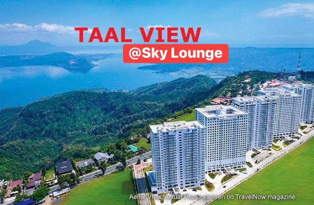 uma vista aérea de uma cidade e do oceano em WIND RESIDENCE T4- L Near TAAL skyranch Tourist spot em Tagaytay