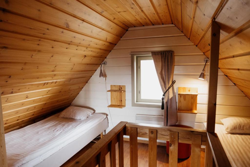 Postel nebo postele na pokoji v ubytování Abisko Mountain Lodge