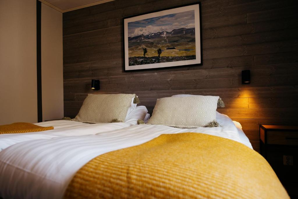 Postel nebo postele na pokoji v ubytování Abisko Mountain Lodge