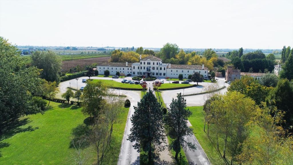 an aerial view of a large building with a road at Hotel Villa Braida in Mogliano Veneto
