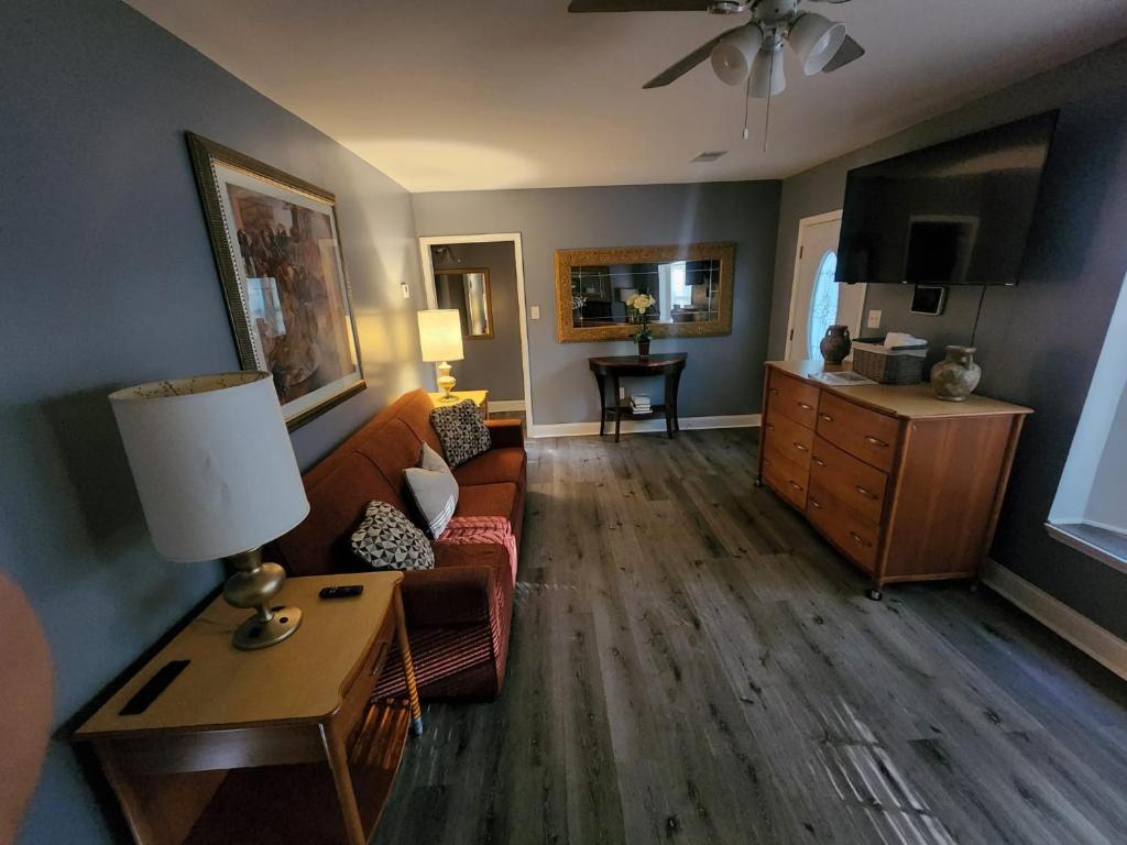 een woonkamer met een bank en een tafel bij Near Beale Street, 6BR - 3BA 16 BEDS Sleeps up to 37 Guest in Memphis