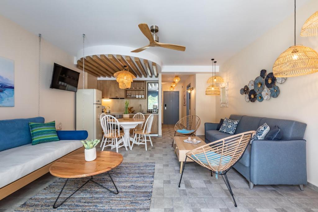 Posezení v ubytování AGNONTAS LUXURY VILLAS