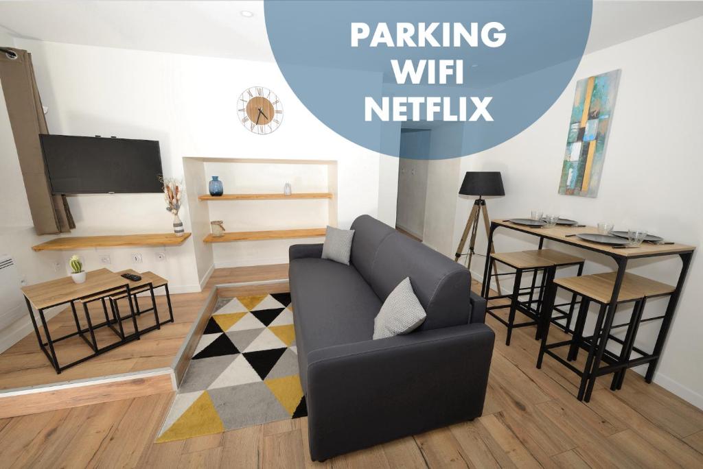 een woonkamer met een bank en een tafel bij Dominici 2- CahorsCityStay- Parking Wifi Netflix in Cahors