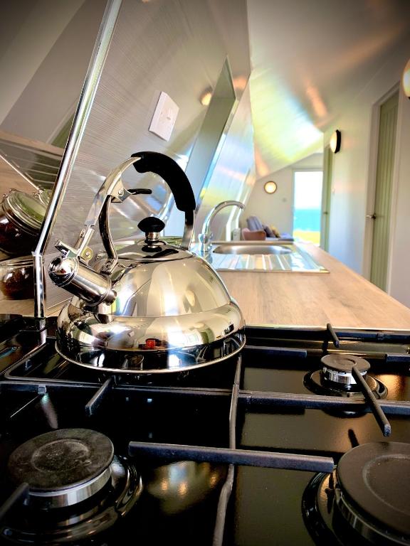 Köök või kööginurk majutusasutuses Glamping at Shieling Holidays Mull