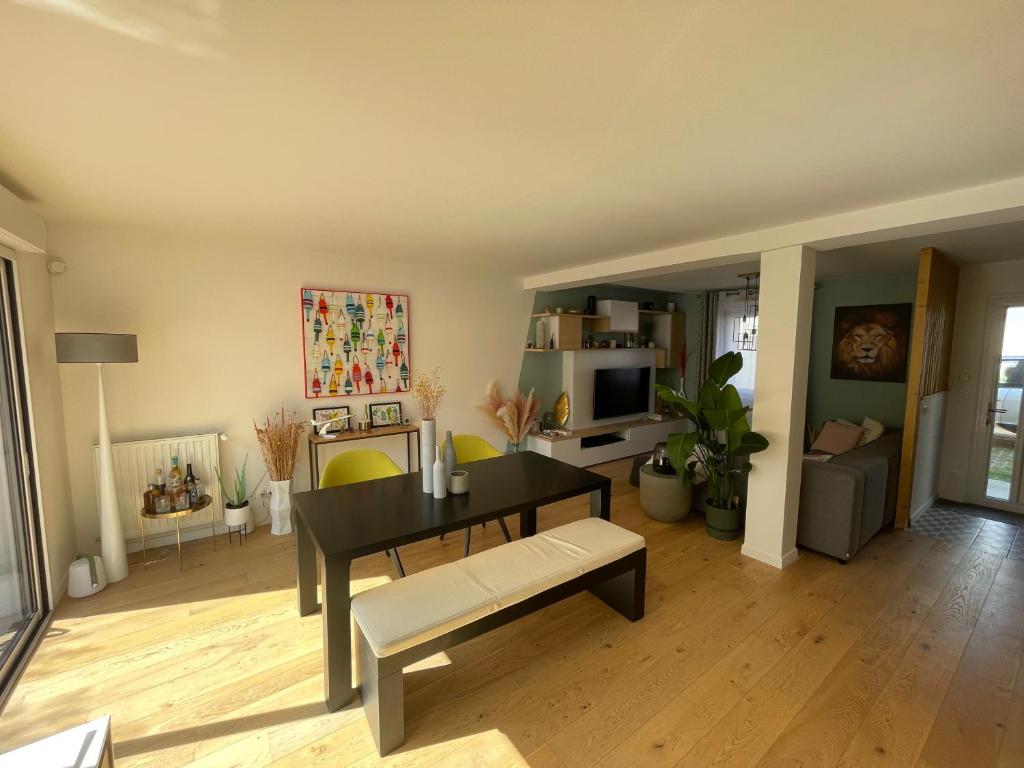 Televízia a/alebo spoločenská miestnosť v ubytovaní Agréable maison neuve Angers Centre-Madeleine