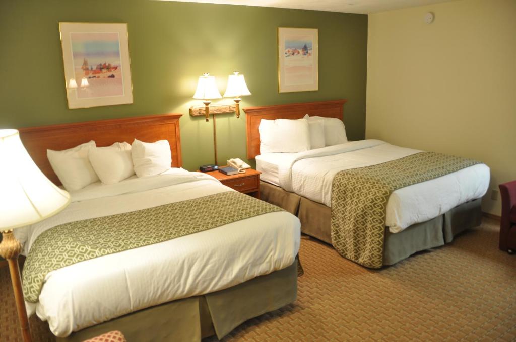 ein Hotelzimmer mit 2 Betten und 2 Lampen in der Unterkunft Fort Davidson Hotel in Pilot Knob
