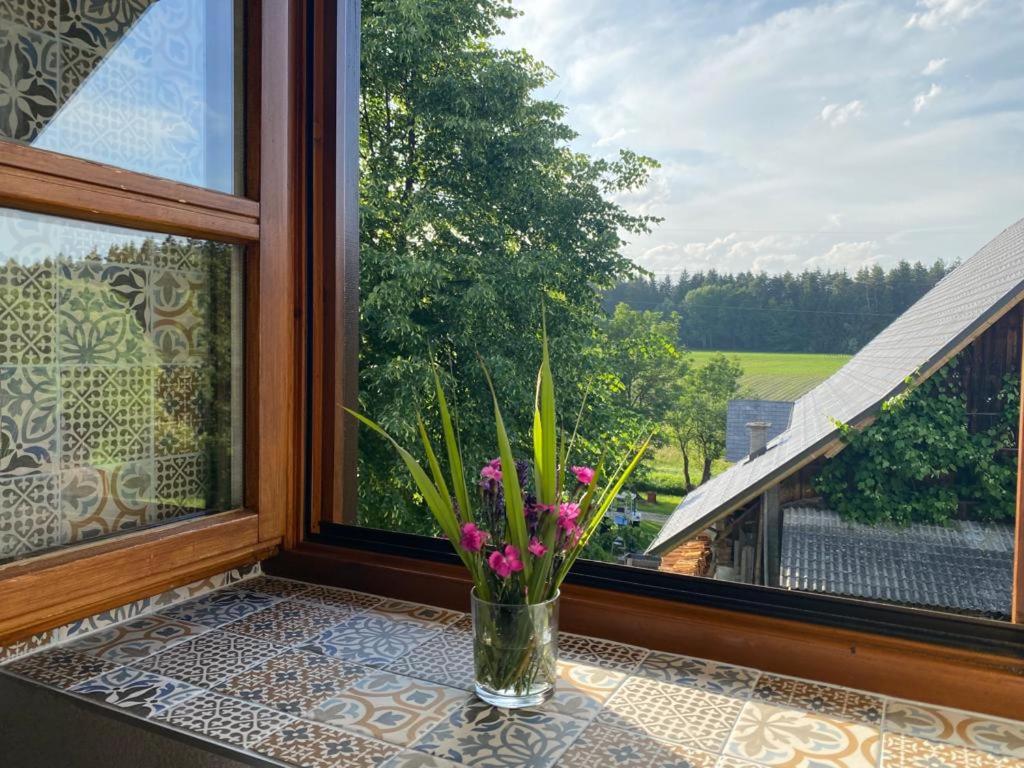 un vaso di fiori seduto sul davanzale di una finestra di HIDE-AWAY Corinna a Drobollach am Faakersee