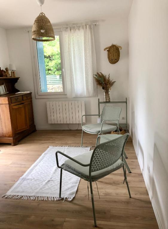 - un salon avec deux chaises et une table dans l'établissement Chambre particulière St Simon, à Toulouse
