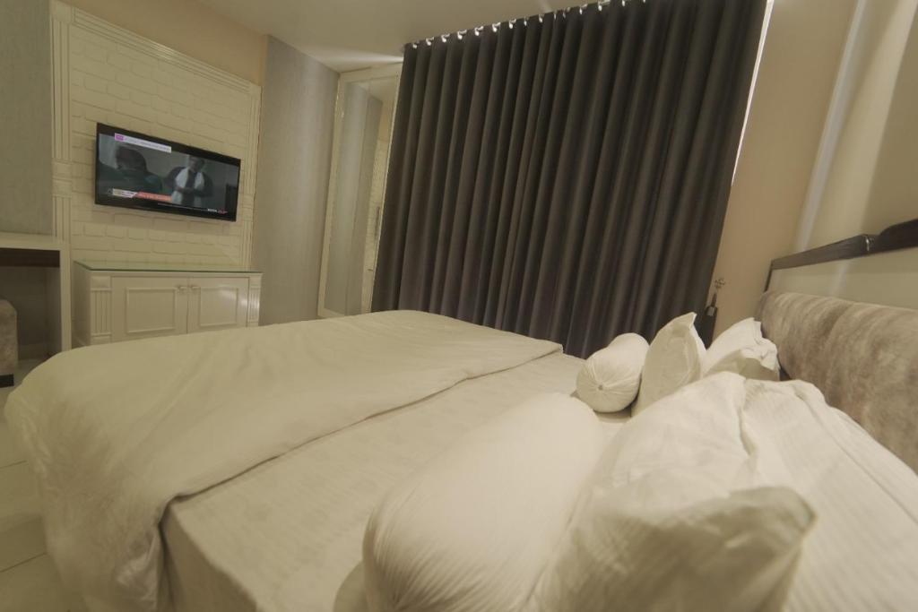 Postel nebo postele na pokoji v ubytování Myst Luxury stays