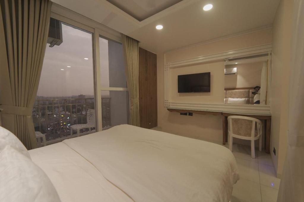 Postel nebo postele na pokoji v ubytování Myst Luxury stays