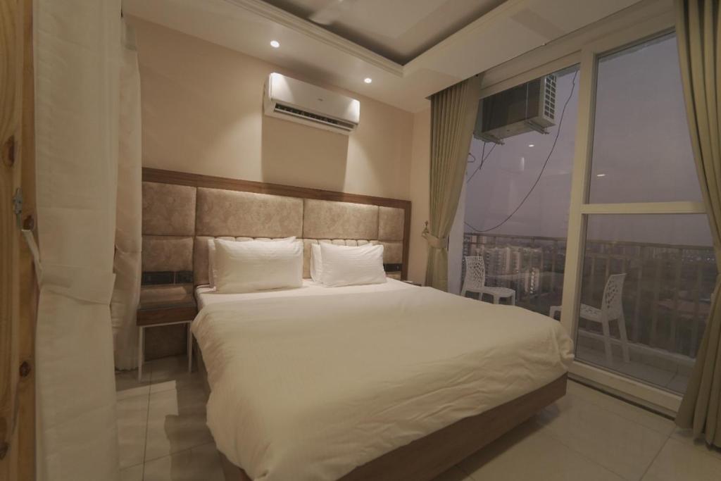 Postel nebo postele na pokoji v ubytování Myst Luxury stays