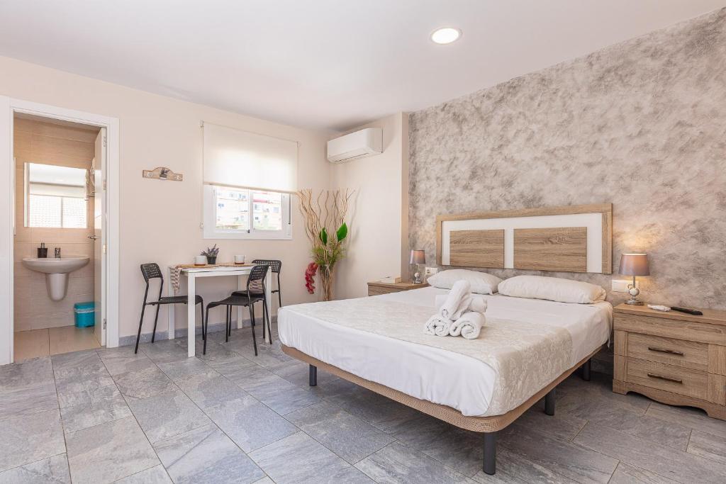 Posteľ alebo postele v izbe v ubytovaní Apartamentos Lola Beach