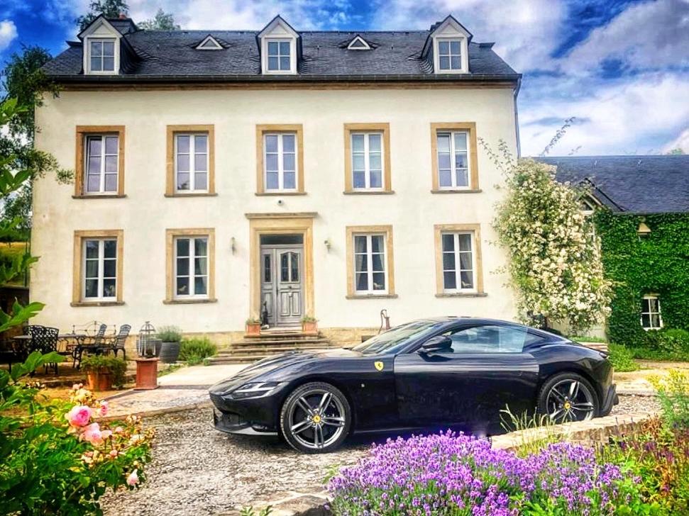 een zwarte auto geparkeerd voor een huis bij Cottage House Weyer in Weyer