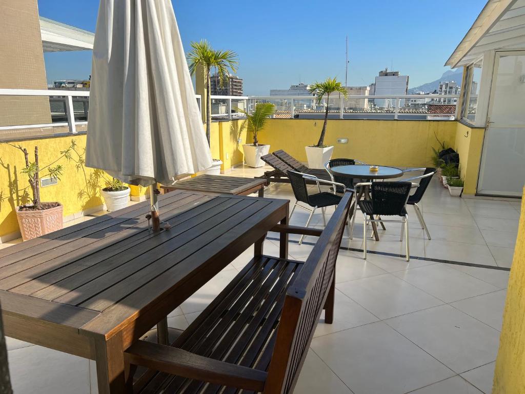 En balkon eller terrasse på Large Penthouse Arpoador