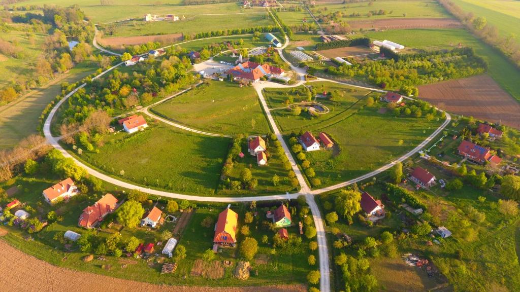 una vista aérea de una pequeña localidad con carretera en Gurudeva Bhavan, en Somogyvámos