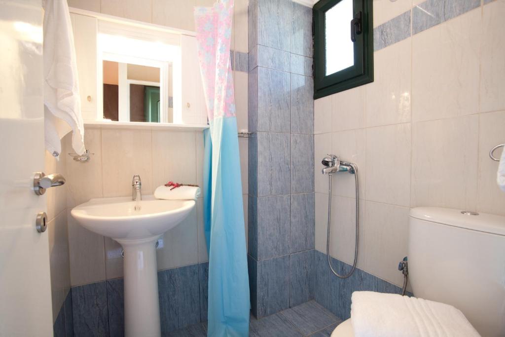 Kúpeľňa v ubytovaní Natasa Studios