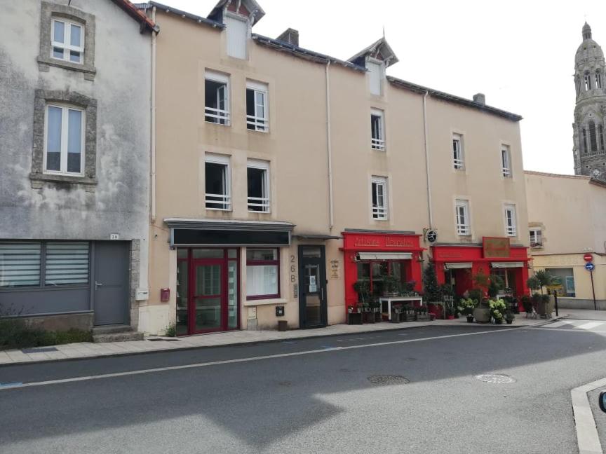 una fila de edificios con puertas rojas en una calle en Appart-alma, en Saint-Laurent-sur-Sèvre