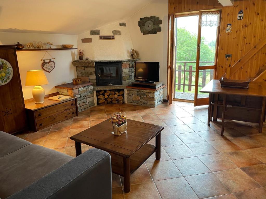 a living room with a couch and a table at Gli appartamenti della Fra in Torgnon