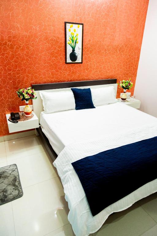 Postel nebo postele na pokoji v ubytování Jagdambey Hotel