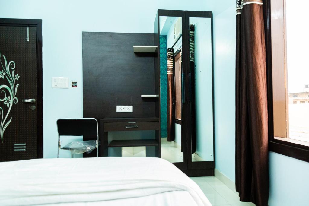 Postel nebo postele na pokoji v ubytování Jagdambey Hotel