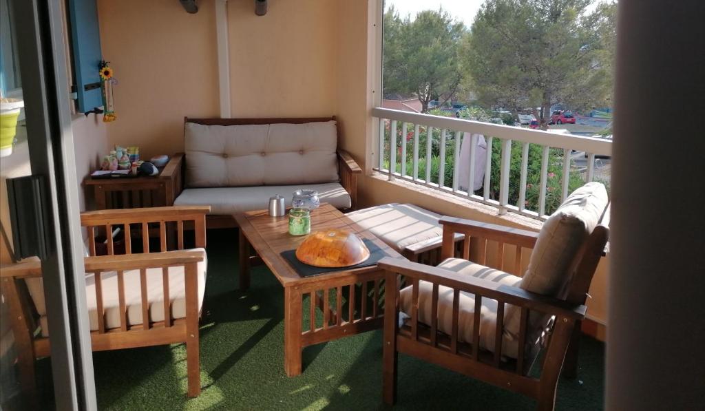 Balkón alebo terasa v ubytovaní appartement au LAGON BLEU à Fréjus, garage, tennis & piscine 1200 M2