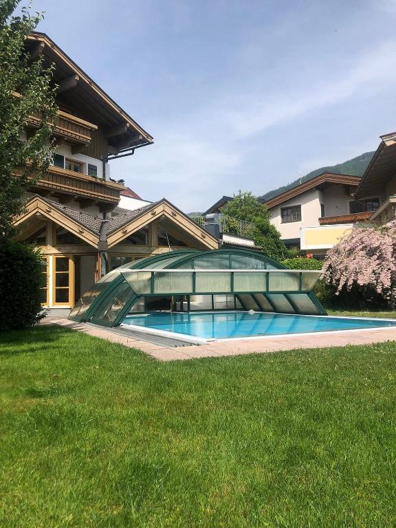 Bazén v ubytování Hotel in the HEART of the Alps nebo v jeho okolí