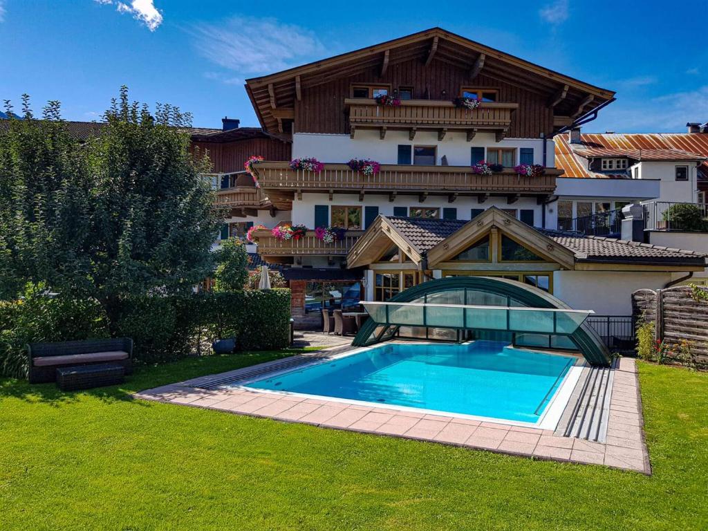 una casa con piscina en el patio en Scharler's Hotel, en Uttendorf