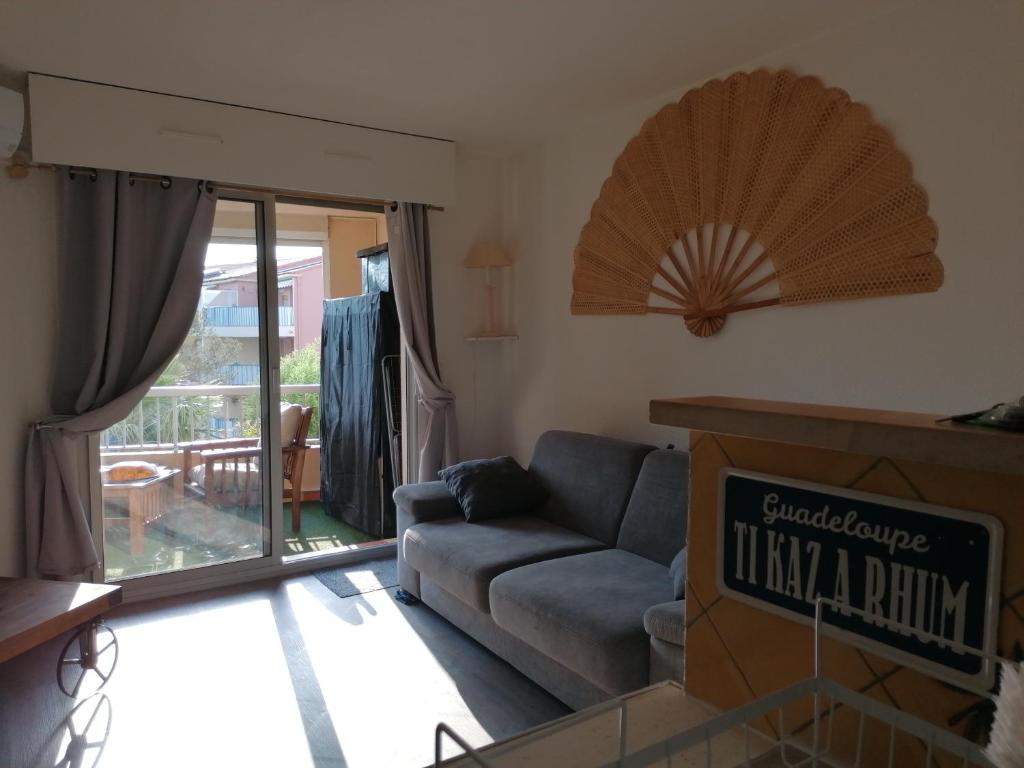 Posedenie v ubytovaní appartement au LAGON BLEU à Fréjus, garage, tennis & piscine 1200 M2