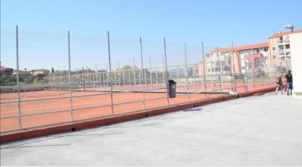 Tenis alebo squash v ubytovaní appartement au LAGON BLEU à Fréjus, garage, tennis & piscine 1200 M2 alebo jeho okolí